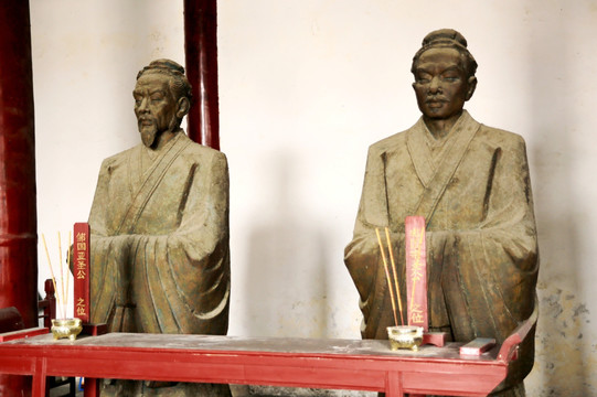 寿县孔庙孟轲曾子塑像