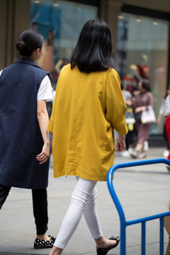 逛街的美女
