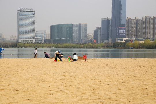 合肥天鹅湖畔沙滩 玩沙子的孩子