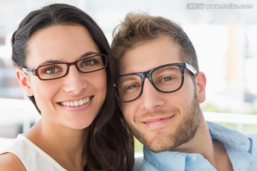 微笑着的商务男女