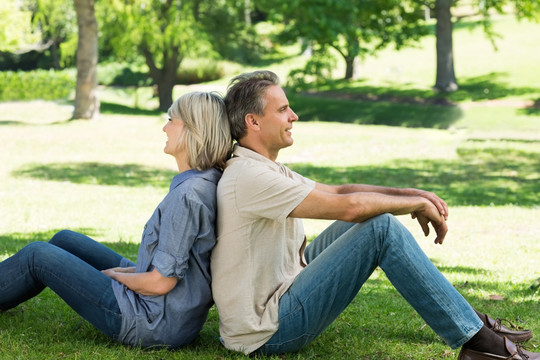 坐在草坪上的一对夫妇