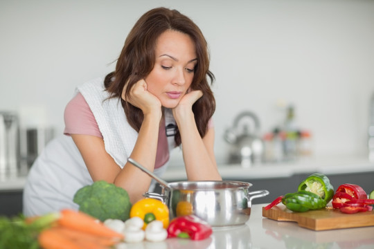 在厨房里看着食材的女人