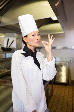站在厨房里的一位女厨师