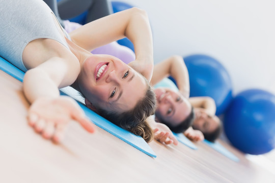 躺在瑜伽垫上练习瑜伽垫的女人们