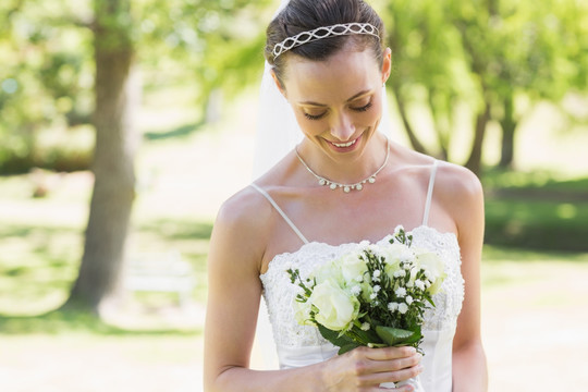 微笑的新娘拿着花束