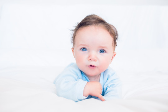 蓝眼睛无辜的男婴的画像