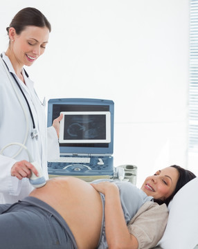 女医生在给孕妇做超声检查