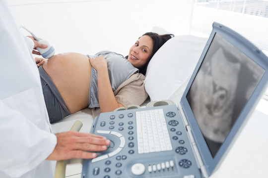 在医院里做超声检查的孕妇