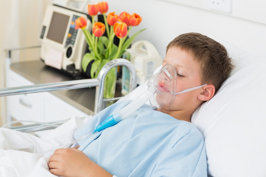躺在病床上戴氧气面罩的病人