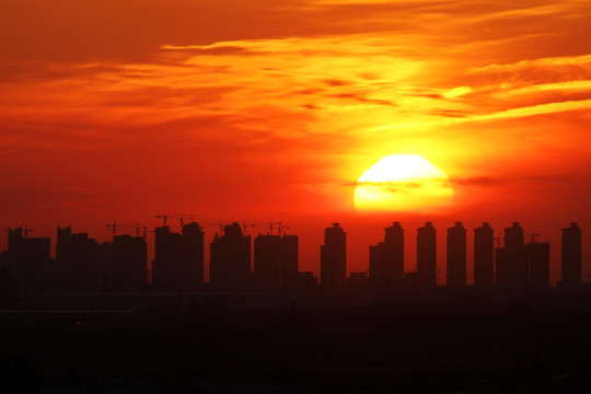 夕阳晚霞下的城市天际线