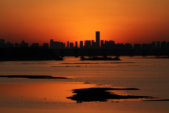 都市 大河 夕阳 暮色