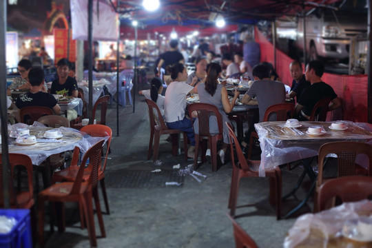 热闹的夜市是朋友聚会聚餐好