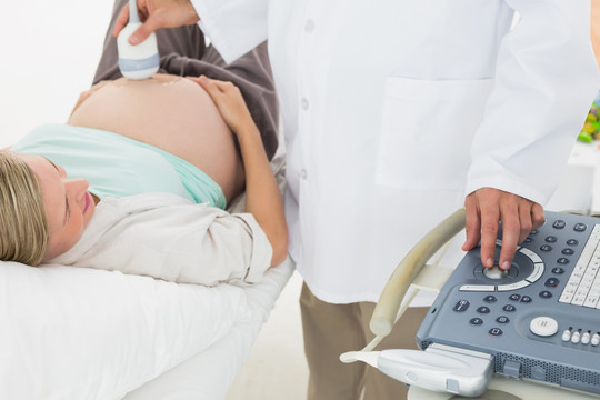 医生为孕妇做超声检查