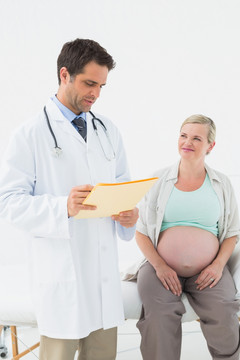 医生为孕妇做检查