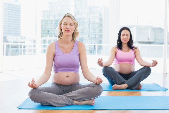 在健身房做瑜伽冥想的孕妇