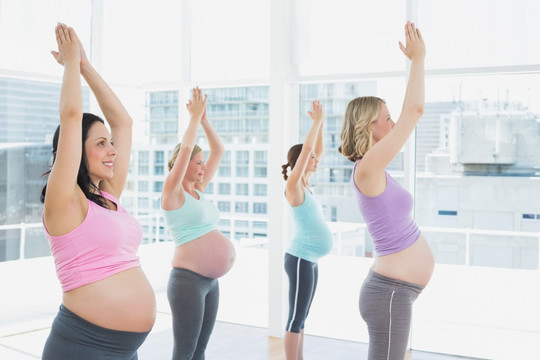 在健身房里做瑜伽的孕妇们