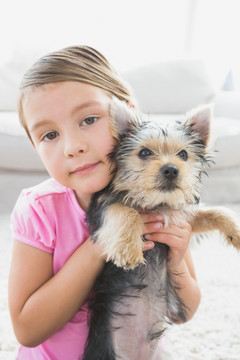 小女孩抱着约克郡犬幼犬