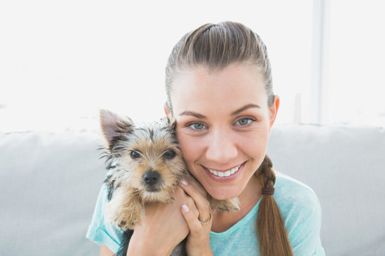 微笑的女人抱着她的约克郡犬