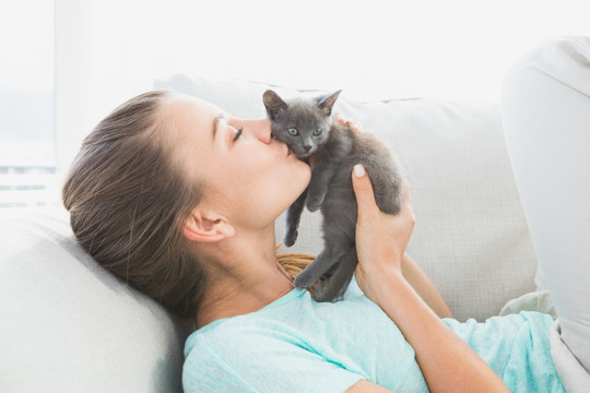 躺在沙发上抱着猫咪的女人