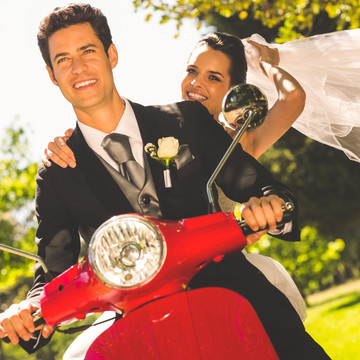 骑着摩托车的新郎新娘