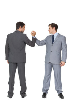 在握手的两个男商人