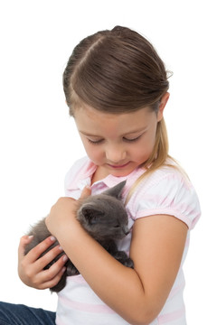 年轻的女孩抱着小猫