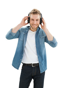 带着耳机欣赏音乐的男人