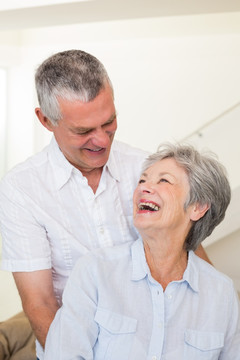 退休夫妇在客厅拥抱