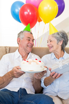 庆祝生日的一对老夫妇