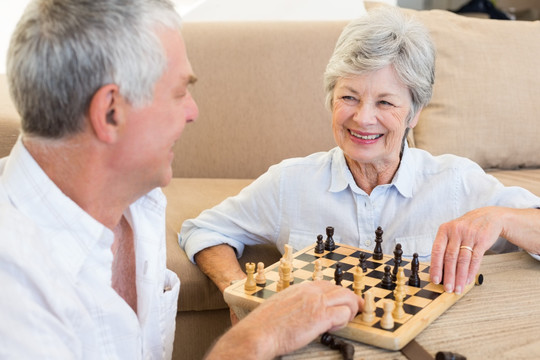 老夫妇在客厅下国际象棋