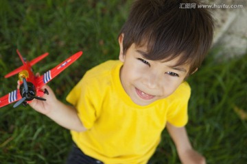 在公园里玩飞机的小男孩