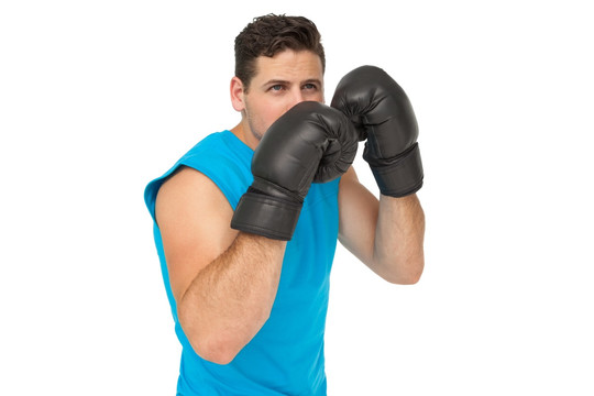 戴着拳击手套的男运动员