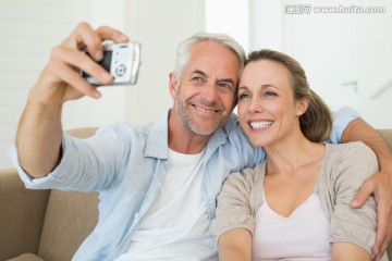 坐在沙发上自拍的夫妇