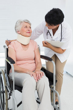 医生和坐在轮椅上的病人交谈
