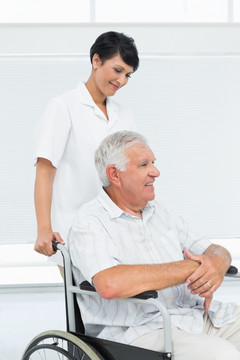 护士推着坐在轮椅上老人
