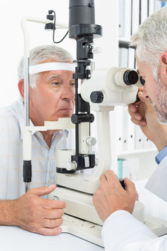 验光师为老年患者检查眼睛