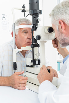 验光师为老年患者检查眼睛