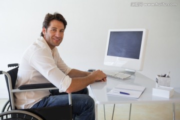 在电脑上工作的商务男人