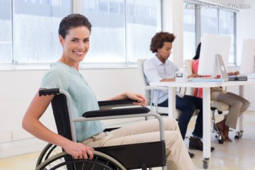 坐在轮椅上微笑着的商务女人