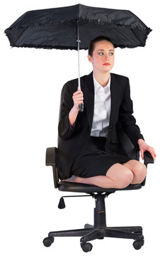 坐在转椅上撑伞的商务女人