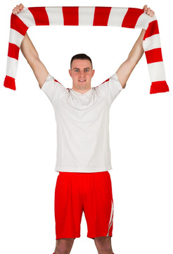 举着条纹围巾的足球运动员