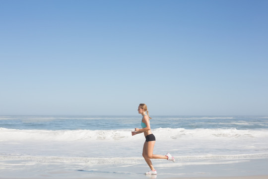 在沙滩上跑步的女人