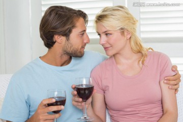 在家里喝红酒的夫妇