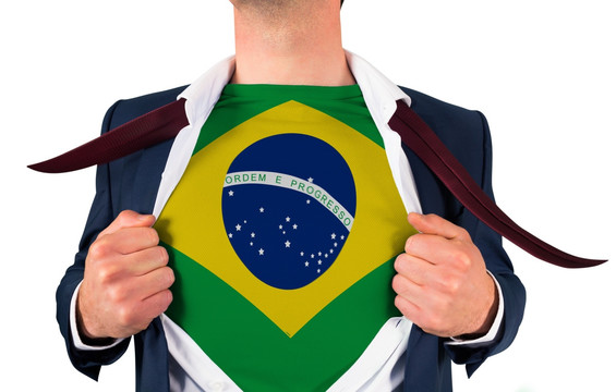 商人在白色背景上展示巴西国旗