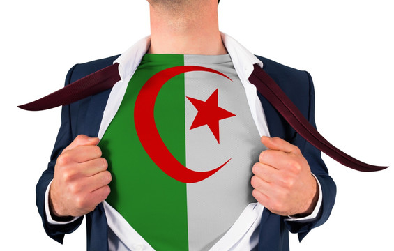 商人打开衬衫展示阿尔及利亚国旗