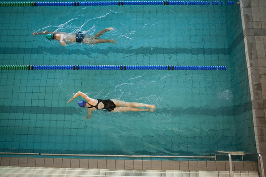 男人和女人在游泳池里游泳