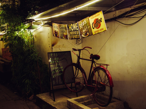 平江路夜色 酒吧前的自行车装饰