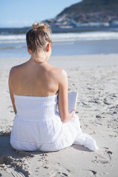 坐在沙滩上看书的女人
