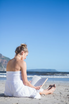 坐在沙滩上看书的女人
