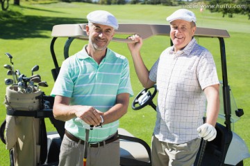 站在高尔夫球车旁的两个男人